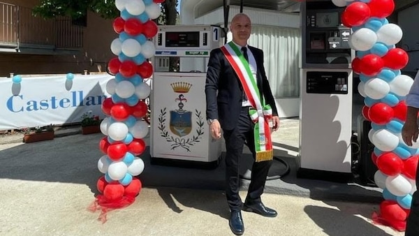 Caro carburanti, sindaco compra distributore e sconta la benzina