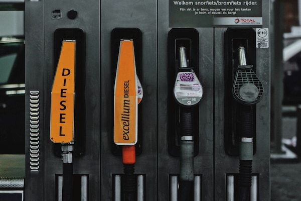 Prezzi carburanti: diesel a 3 euro, benzina oltre 2. Sconto vacanze