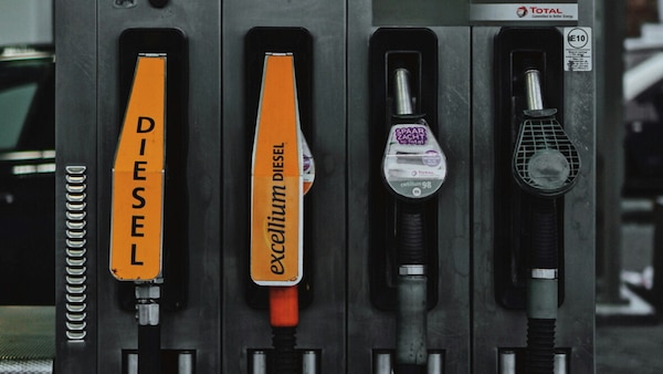 Prezzi carburanti: diesel a 3 euro, benzina oltre 2. Sconto vacanze