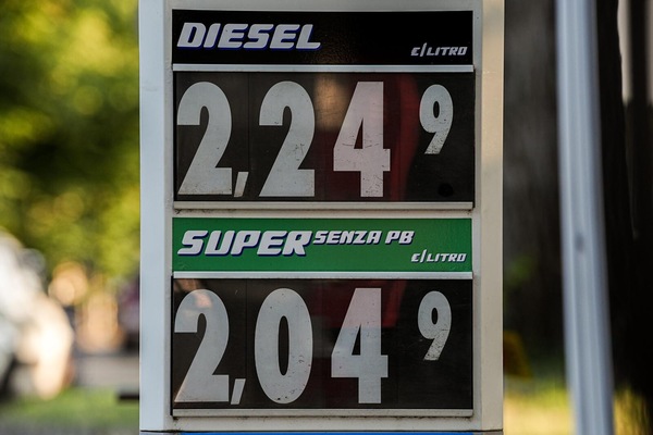 Carburanti, prezzi in calo. Bonus benzina in busta paga?