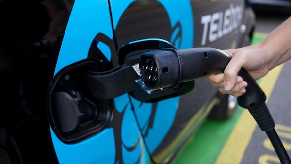 Carrefour, stop alle auto elettriche nei parcheggi multipiano