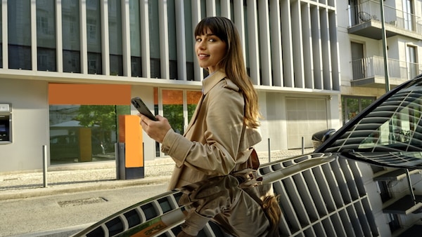Pedoni, multa se si attraversa guardando lo smartphone