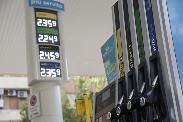 Prezzi carburanti, benzina e diesel in calo. Bonus, si lavora sulle soglie