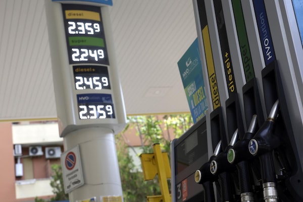 Prezzi carburanti: la benzina vola a 2,1 euro, diesel stabile