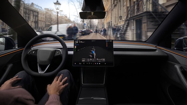 Tesla spinge sulla guida autonoma FSD: "Quattro volte più sicura"