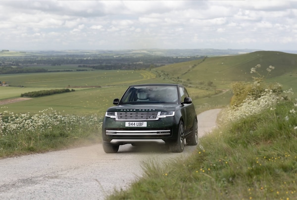 Range Rover Electric, lusso e potenza viaggiano in elettrico