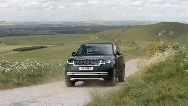 Range Rover Electric, lusso e potenza viaggiano in elettrico