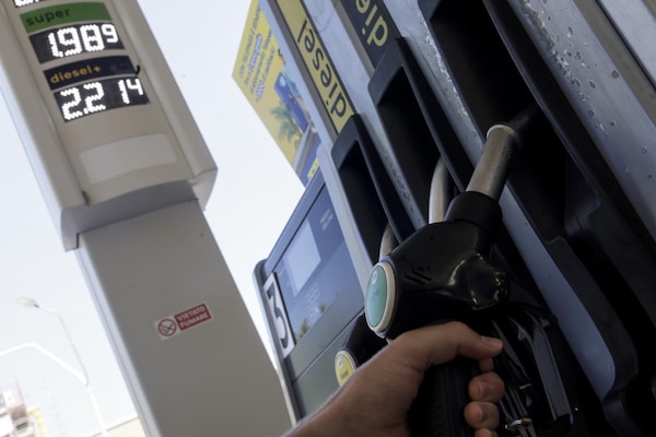 Prezzi carburanti: stangata benzina, diesel quasi record
