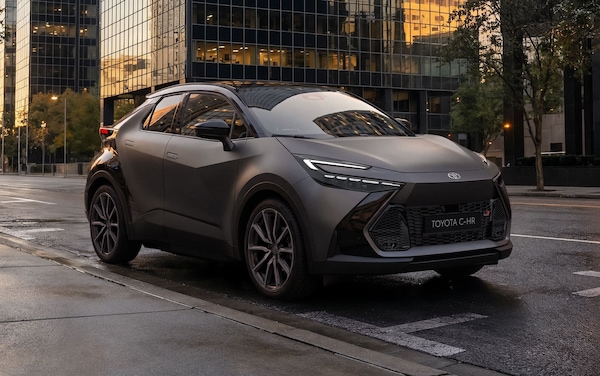 Toyota C-HR GR Sport si tira a lucido per i 10 anni