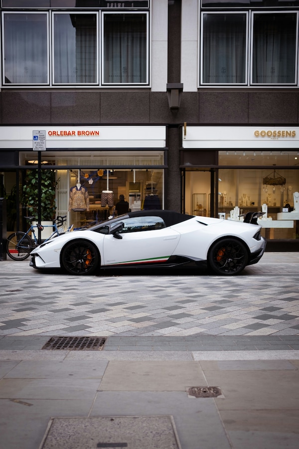 Londra, multe alle supercar degli sceicchi: paga solo l’1%