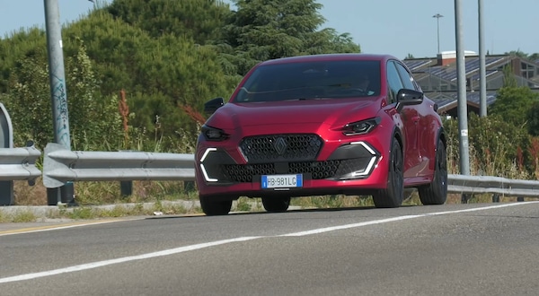 Renault Clio full hybrid, tre motivi per comprarla (con qualche riserva)