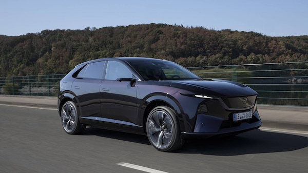 Mazda CX-6e, l'eleganza giapponese si fa elettrica