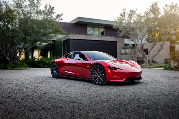 Tesla Roadster a ottobre, ha motori a razzo. Poi solo guida autonoma