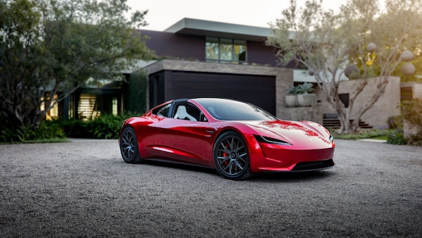 Tesla Roadster a ottobre, ha motori a razzo. Poi solo guida autonoma