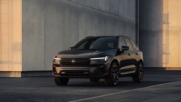 Volvo XC60 2027, ibrida da 200 km in elettrico e stile rinnovato