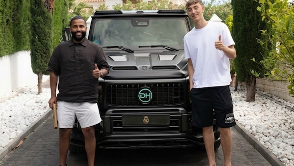Huijsen, no alla BMW del Real Madrid per la G63 con il suo logo
