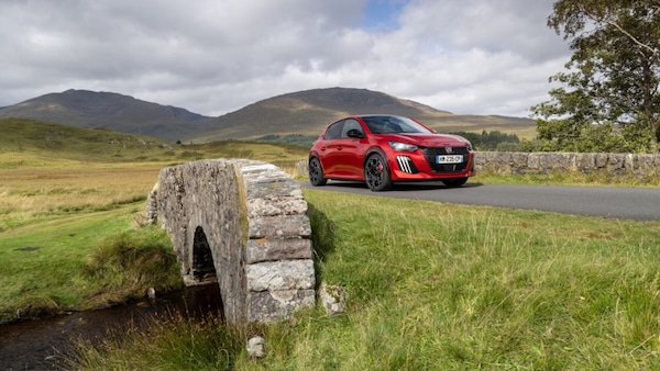 Peugeot E-208 GTi le foto su strada della piccola peste elettrica
