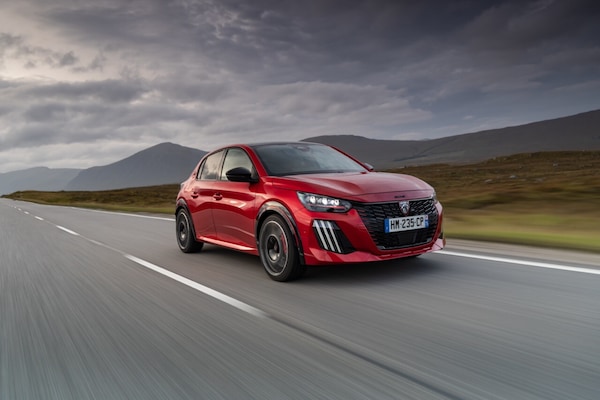 Peugeot E-208 GT, hot hatch con artigli elettrici