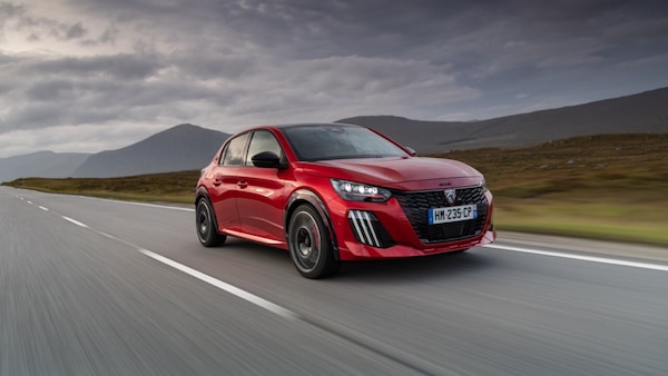 Peugeot E-208 GT, hot hatch con artigli elettrici
