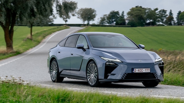 Lexus ES 2026, la grande berlina ora ha anche la scossa