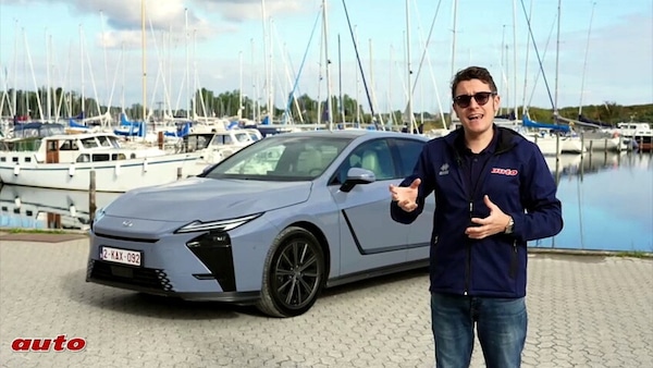 Lexus ES, l'ammiraglia raddoppia: ibrida e elettrica