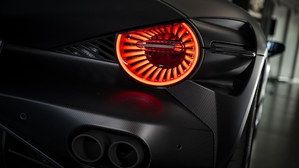 Alfa 33 Stradale Perla Nera, una belva che mostra i muscoli in carbonio
