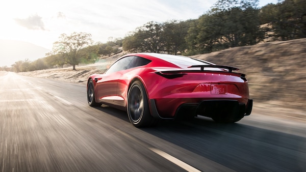 Tesla Roadster, la presentazione slitta ancora: ecco perché