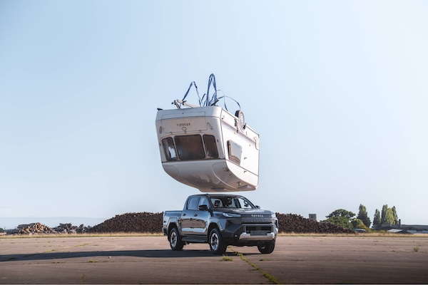 Toyota Hilux, l’elettrica supera il test roulotte?