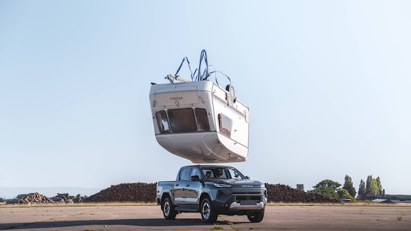 Toyota Hilux, l’elettrica supera il test roulotte?