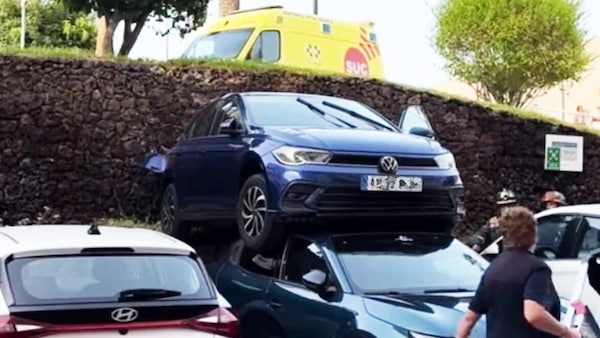 Parcheggio incredibile, la Polo finisce sulla Junior
