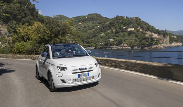L'estate italiana su quattro ruote: FIAT lancia la Nuova 500 Hybrid Dolcevita e la versatile 3+1