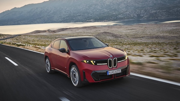 BMW iX4, arriva il SUV coupé della Neue Klasse