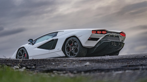 Chi la fa, l'aspetti: perde 90 supercar comprate con frodi