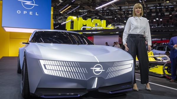 Opel STX Concept, wagon stilosissima e sportivissima a Parigi