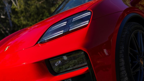 Porsche Macan, a tutta benzina: il muletto su base Audi suona da V8