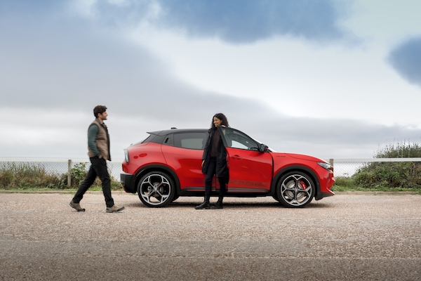 Alfa Romeo, una Junior è meglio di Tinder per rimorchiare