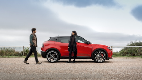 Alfa Romeo, una Junior è meglio di Tinder per rimorchiare