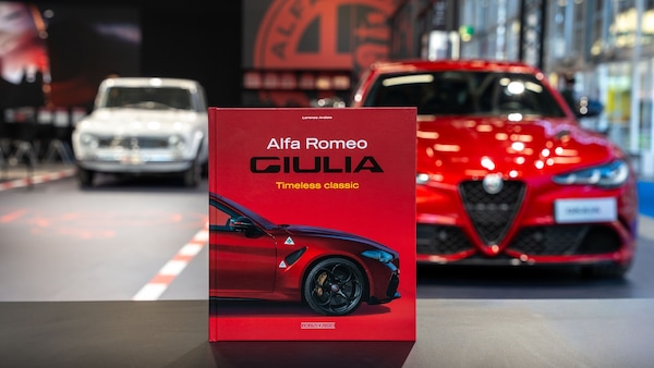 Alfa Romeo Giulia, la berlina sportiva diventa un libro