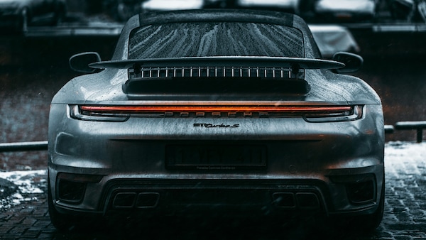Porsche ringrazia la 911: meno vendite, ma utili su