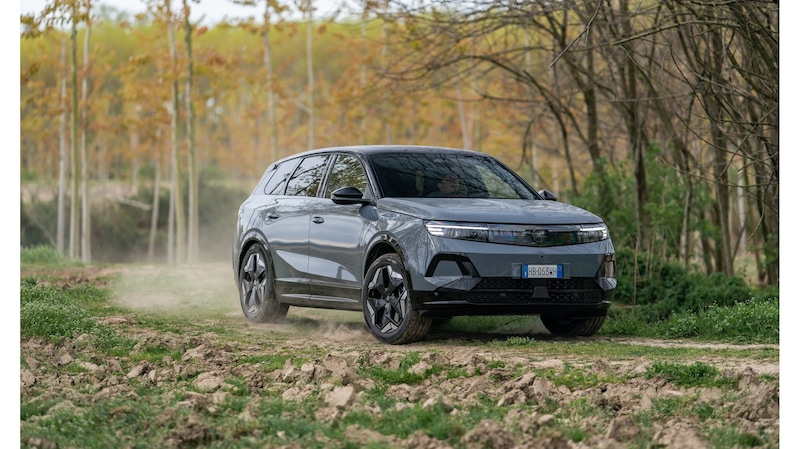 Grandland AWD, elettrica ai vertici di gamma per la Opel